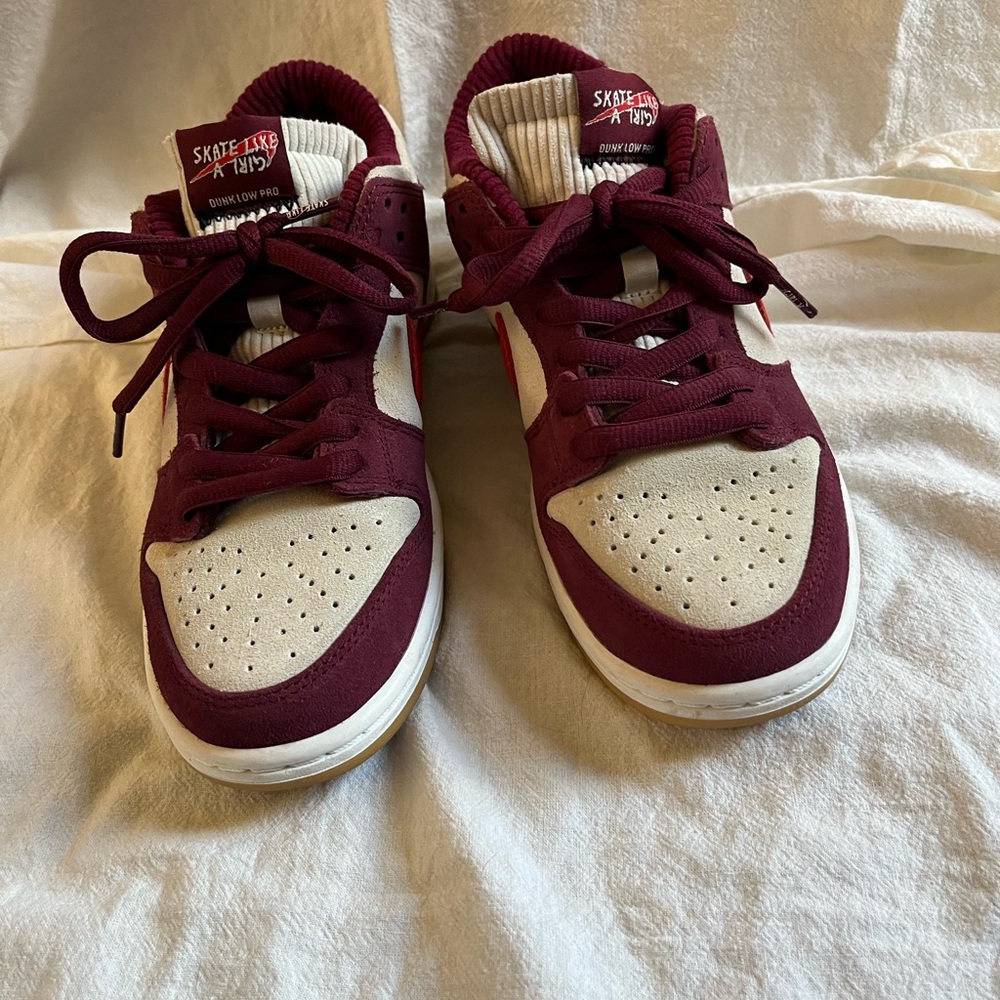 Nike sb dunk skate like a girl. Mens 7
